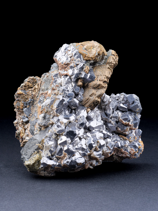 Pyrhotin, galenit, chalkopyrit