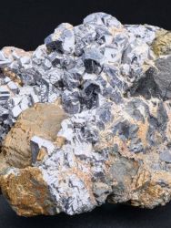 Pyrhotin, galenit, chalkopyrit