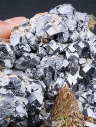 Pyrhotin, galenit, chalkopyrit