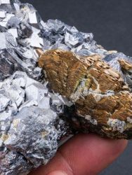 Pyrhotin, galenit, chalkopyrit