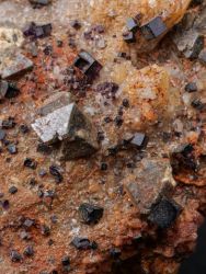 Scheelit, fluorit, křemen